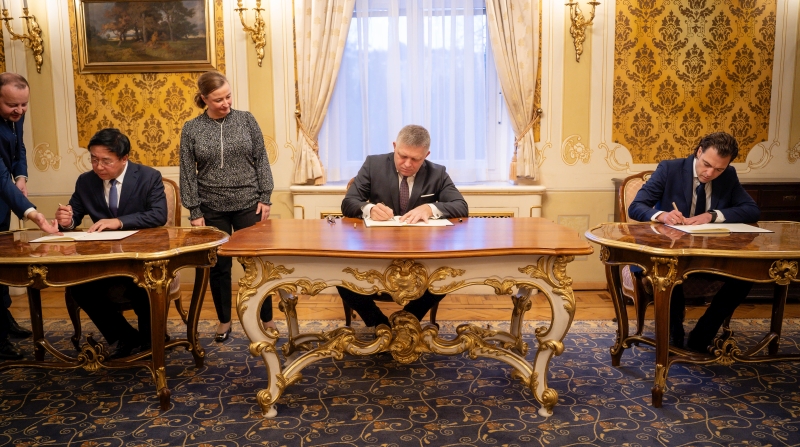 1. Predseda predstavenstva Gotion High tech Li Zhen predseda vlády Róbert Fico CEO spoločnosti InoBat Marián Boček