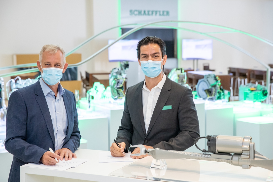 Dr. Keiwan Kashi, vedúci obchodnej jednotky mechatronických systémov v Schaeffler a Dr. Stefan Waschul, vedúci oblasti riadiacich systémov osobných vozidiel spoločnosti Robert Bosch Automotive Steering GmbH podpisom zmluvy o spolupráci spečaťujú spoločné partnerstvo v oblasti riadenia zadnej nápravy. 20200908 Koop iRWS Bosch