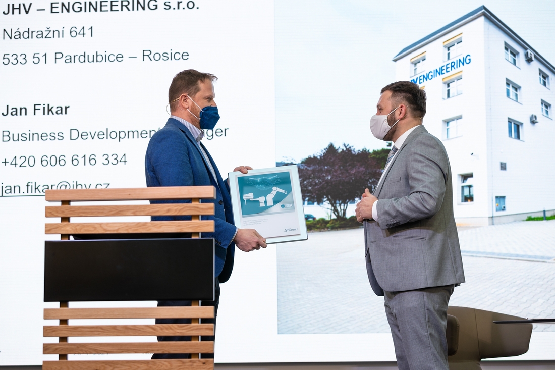 Za firmu JHV ENGINEERING převzal ocenění Jan Fikar