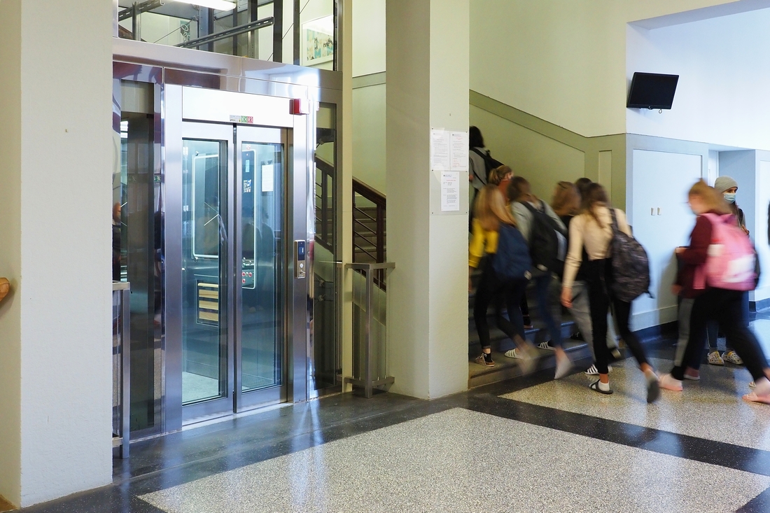 Lanový výtah bez strojovny LC maxi v Základní škole Polička LiftComponents