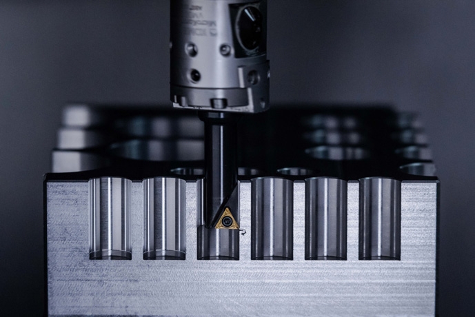 Přesný vyvrtávací systém hi.flex-micro, vyladěný pro malé průměry od 0,5 mm, rozšiřuje rodinu hi.flex na rozsah od 0,5 mm až do 365 mm Přesný vyvrtávací systém hi.flex micro vyladěný pro malé průměry od 05 mm rozšiřuje rodinu hi.flex na rozsah od 05 mm až do 365 mm
