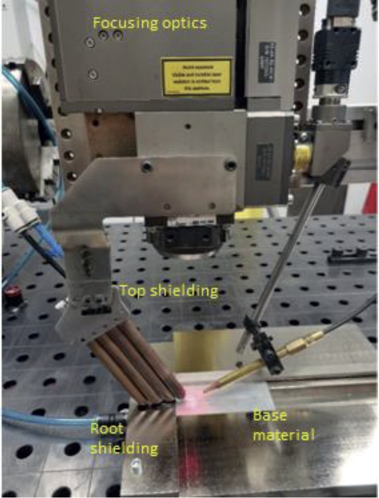 Obr 2 Procesy navárania skúšobných vzoriek a pevnolátkový diskový laser TruDisk 4002