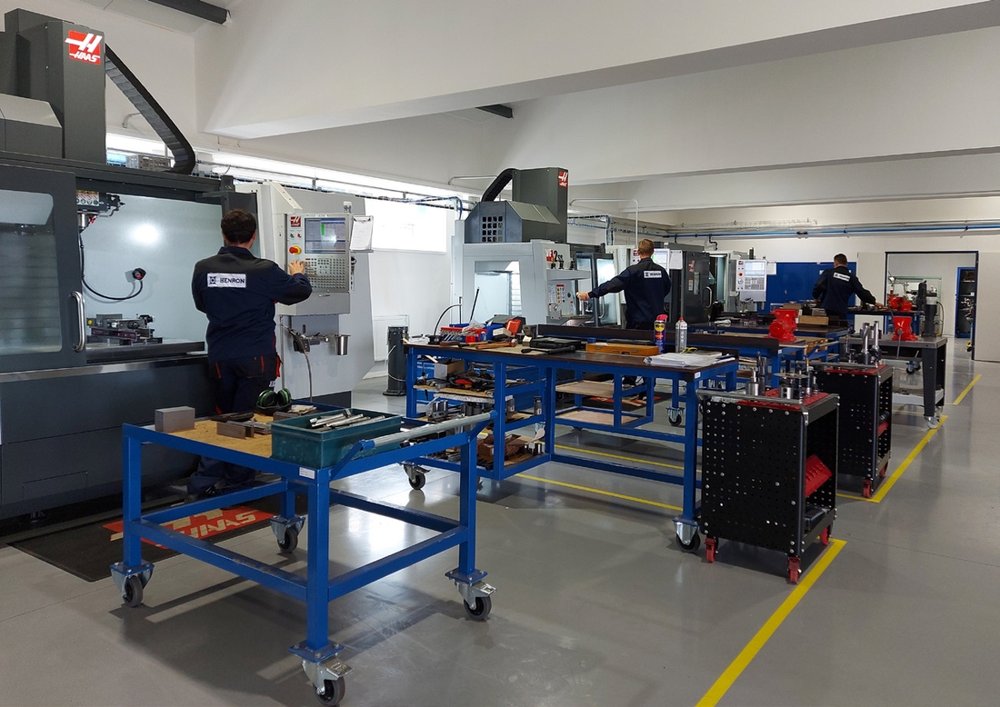 Práca na CNC sústruhu a frézach v novej výrobnej hale