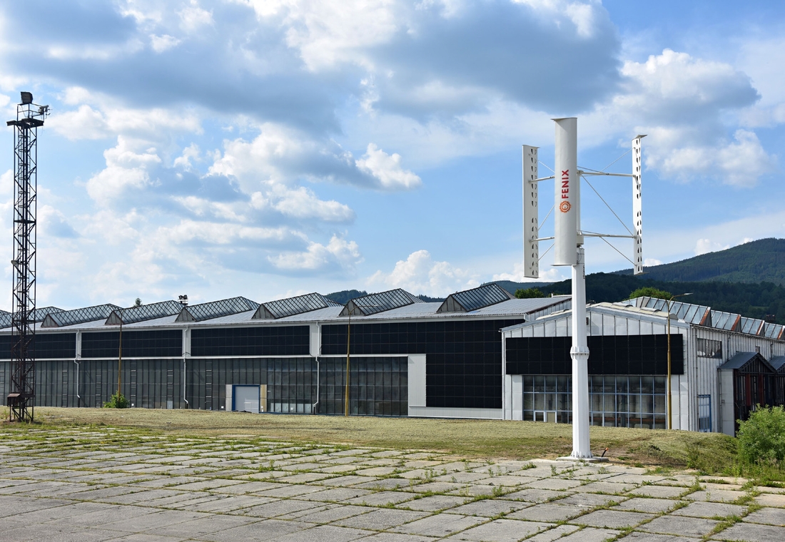 ECF Jeseník a pohled na větrnou elektrárnu a na panely FVE na fasádě jedné z hal ECF Jeseník a pohled na větrnou elektrárnu a na panely FVE na fasádě jedné z hal