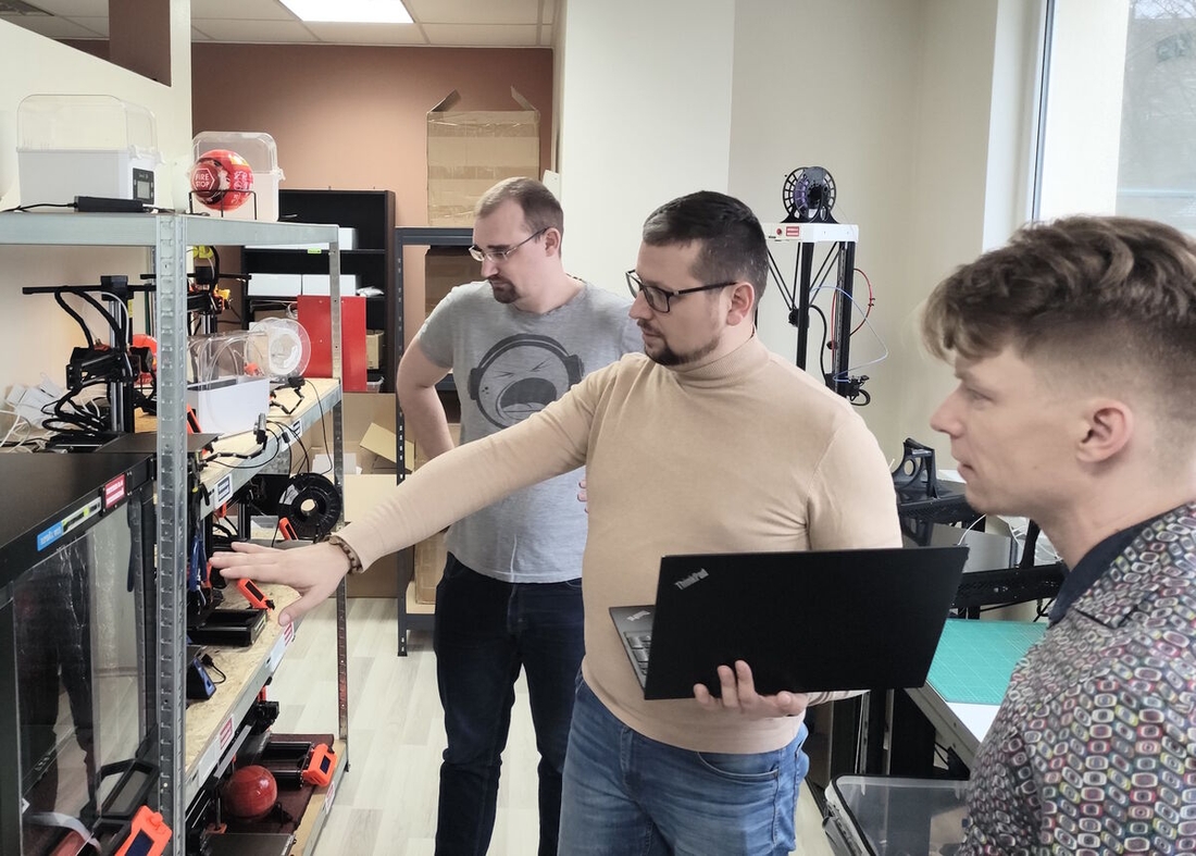 Michal Brutovský v strede a Petr Štěpánek vpravo konateľ spoločnosti Stepanek3D ktorej CONEXTRA pomohla s inováciami v službách