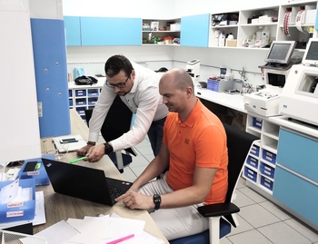 Vpravo Michal Krasňanský, konateľ spoločnosti OPTIKA FONTÁNA: Optimalizácia účtovných procesov, znižovanie prevádzkových nákladov a inovácia poskytovaných produktov a služieb Spoločnosť CONEXTRA sa podieľala na spolupráci s firmami naprieč rôznymi sektormi Optika Fontána