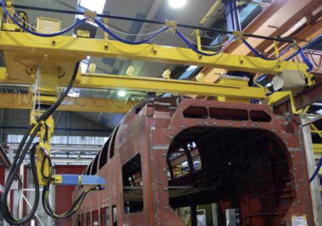 Při přípravě velkých konstrukčních dílů pro lakování nabízejí tryskací roboti bezpečné a ekonomické řešení. Zde probíhá tryskání