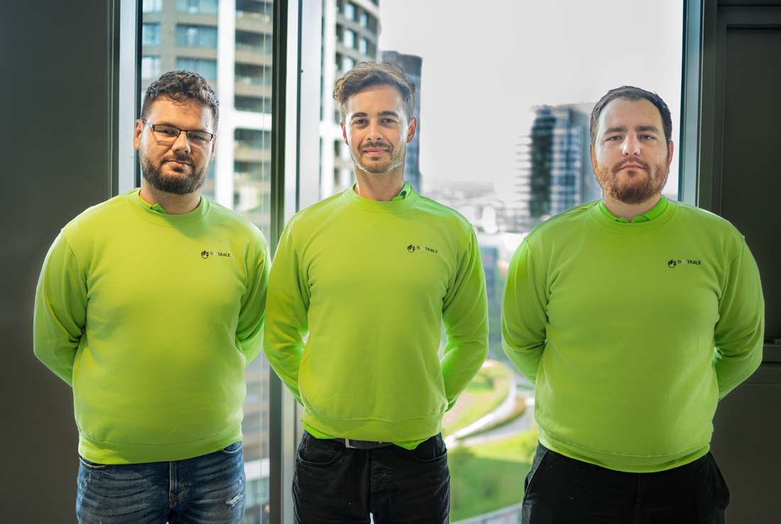 Šimon Staňo (v strede) – CEO, spoluzakladateľ, business development, Jakub Perička (zľava) – COO, spoluzakladateľ, hardvér a softvér development, Dominik Hortnáček (sprava) – CTO, spoluzakladateľ, umelá inteligencia a dátová analytika Šimon Staňo Jakub Perička Dominik Hortnáček