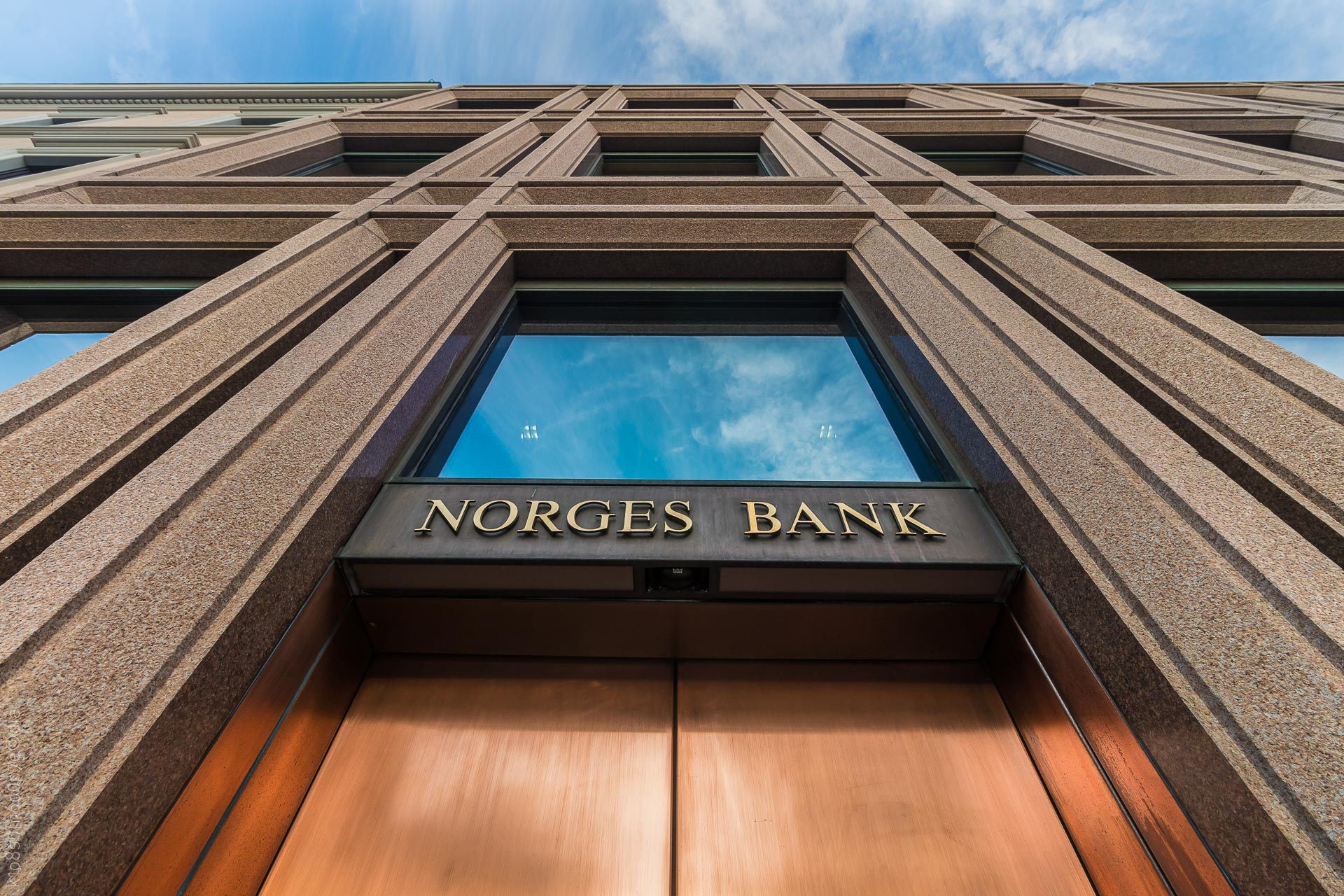 Norges Bank er sentralbanken i Norge, og har som hovedoppgave å sikre økonomisk stabilitet i Norge ved hjelp av pengepolitiske virkemidler. Siden 1986 holder Norges Bank til på adresse Bankplassen 2.