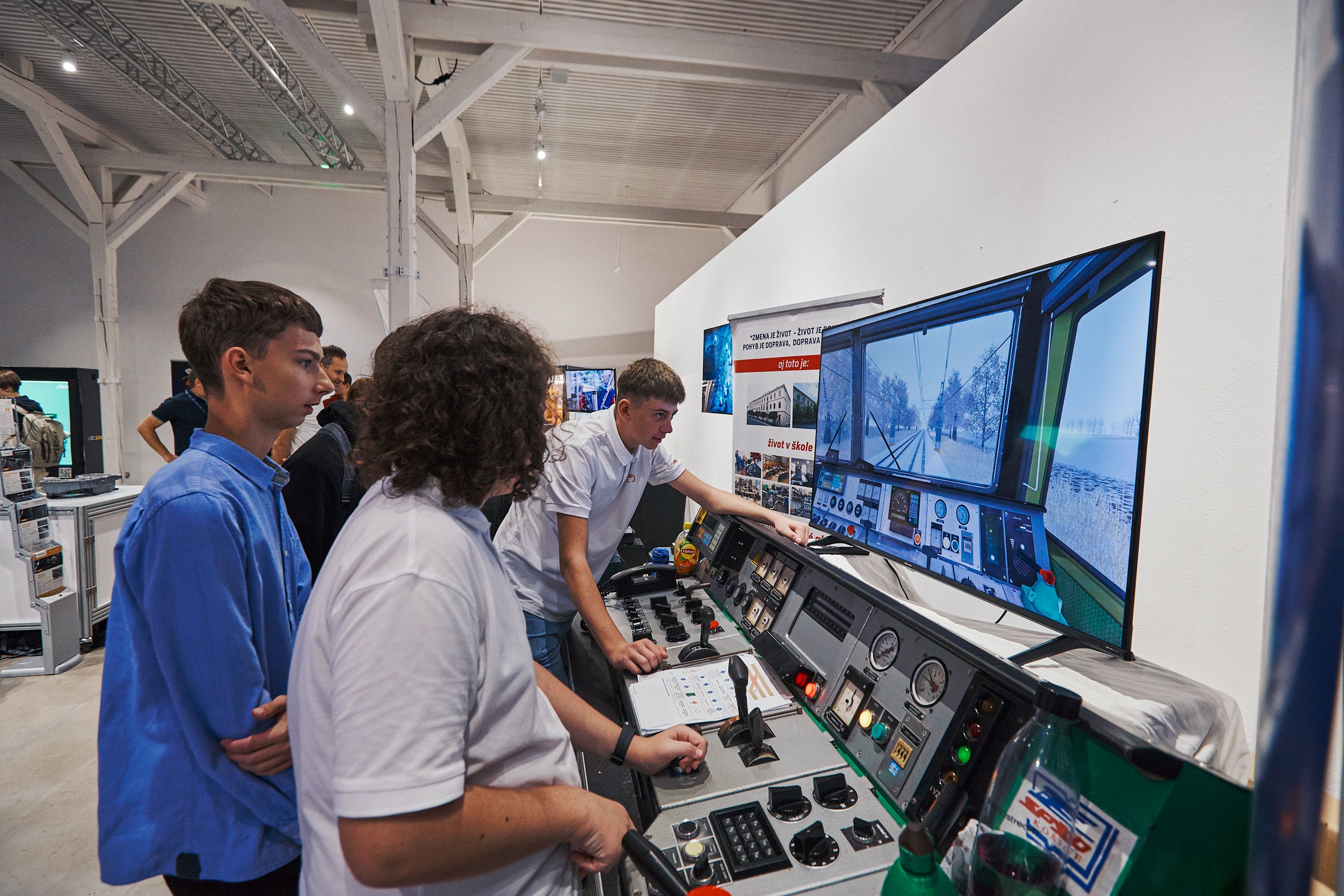6 Vlakový trenažér od ZSSK patril k lákadlom SlovakiaTech EXPO