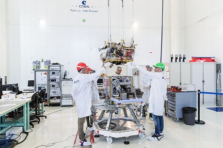 Assemblage de la plateforme et de la charge utile du satellite Taranis en salle blanche au Centre spatial de Toulouse.