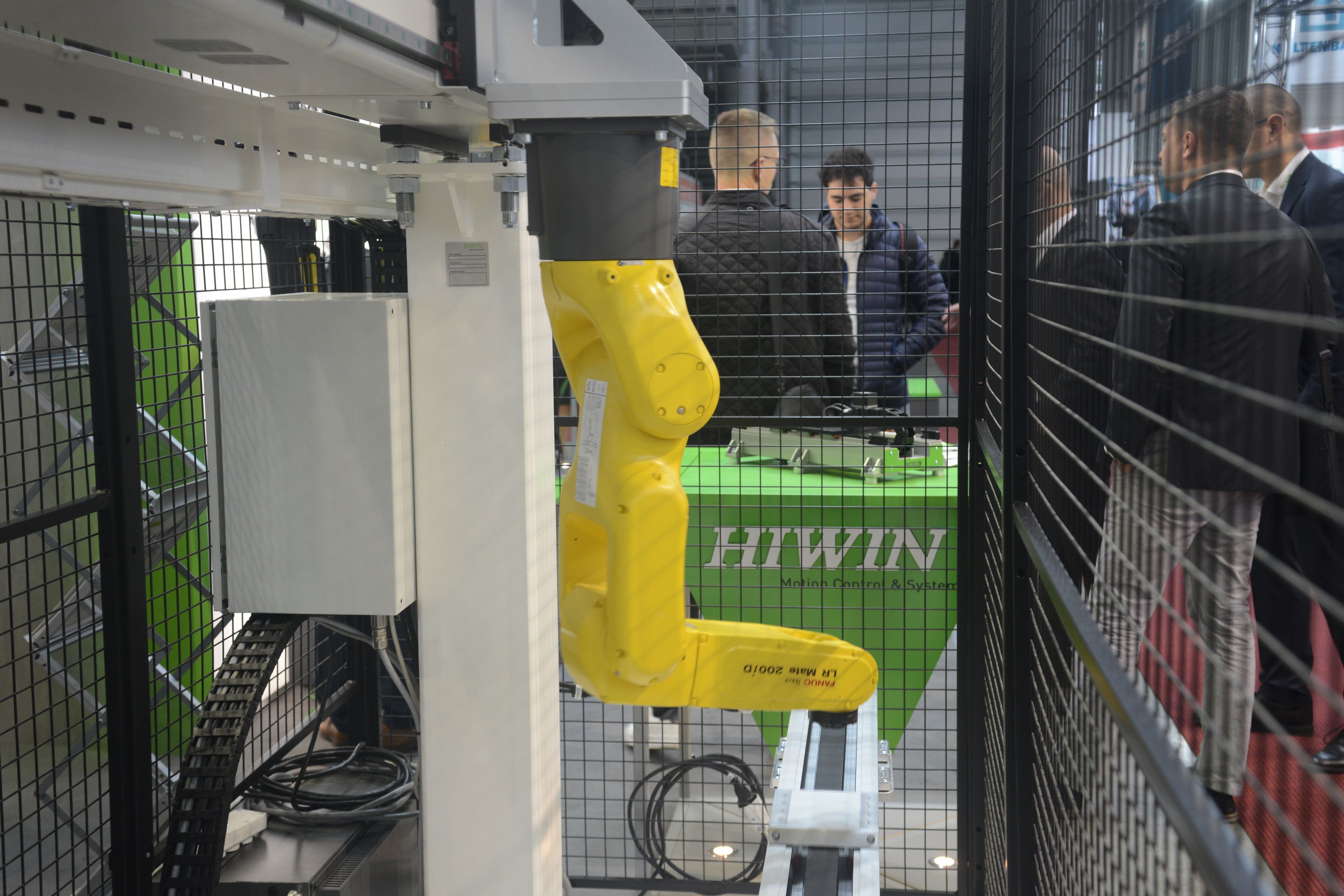 pojezdová dráha HIWIN LT T s robotem Fanuc LR Mate 200iD detail